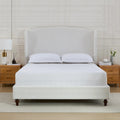 Cama King con respaldo alto tapizada de estilo minimalista para un sueño reparador y un dormitorio elegante