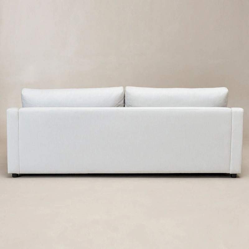 Sofá de tres plazas tapizado en lino con asientos profundos y cojines reversibles