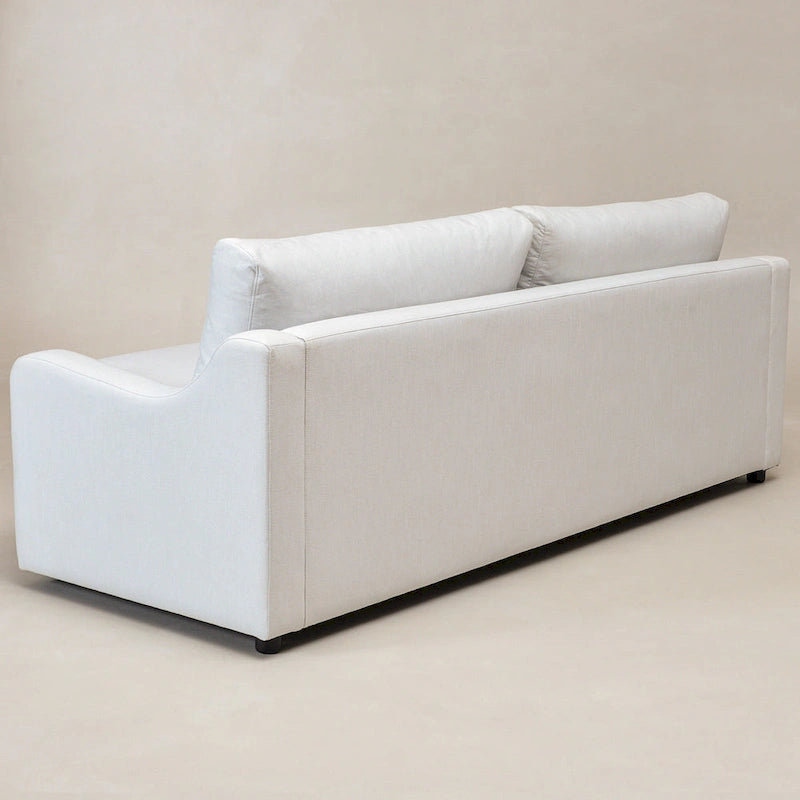 Sofá de tres plazas tapizado en lino con asientos profundos y cojines reversibles
