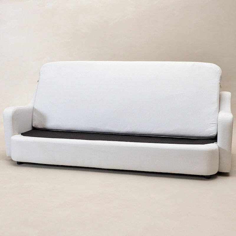 Sofá de tres plazas tapizado en lino con asientos profundos y cojines reversibles