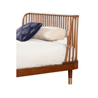 Cama de plataforma de madera en nogal oscuro